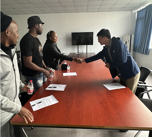 綿陽(yáng)非洲留學(xué)生團(tuán)參訪我司工廠，共促中外國(guó)際交流與商務(wù)合作新篇章！