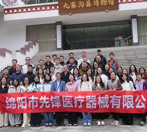 九寨秋深時(shí)，先鋒同行路